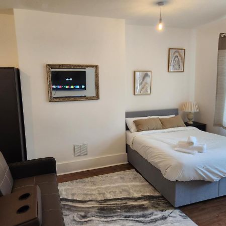 Immaculate 1-Bedroom In Greenhithe ภายนอก รูปภาพ