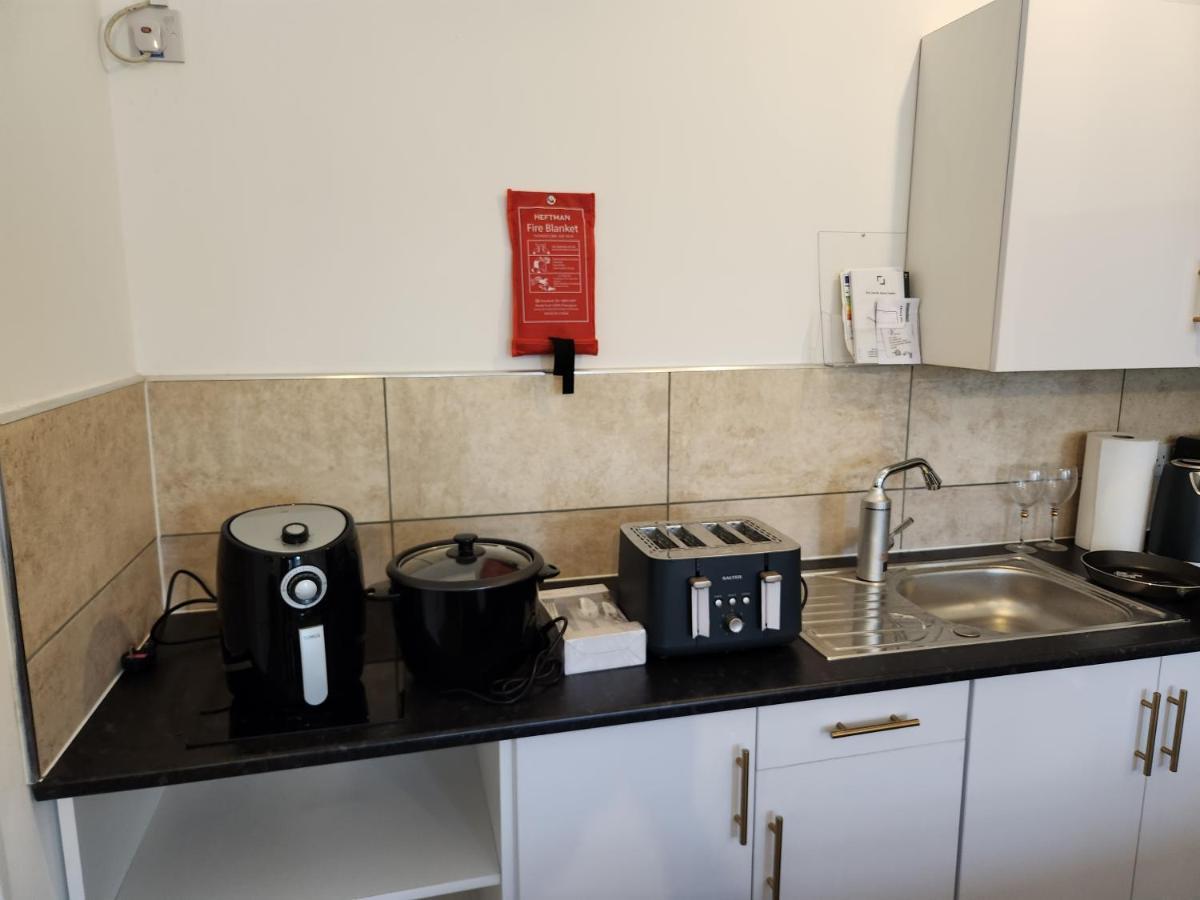 Immaculate 1-Bedroom In Greenhithe ภายนอก รูปภาพ