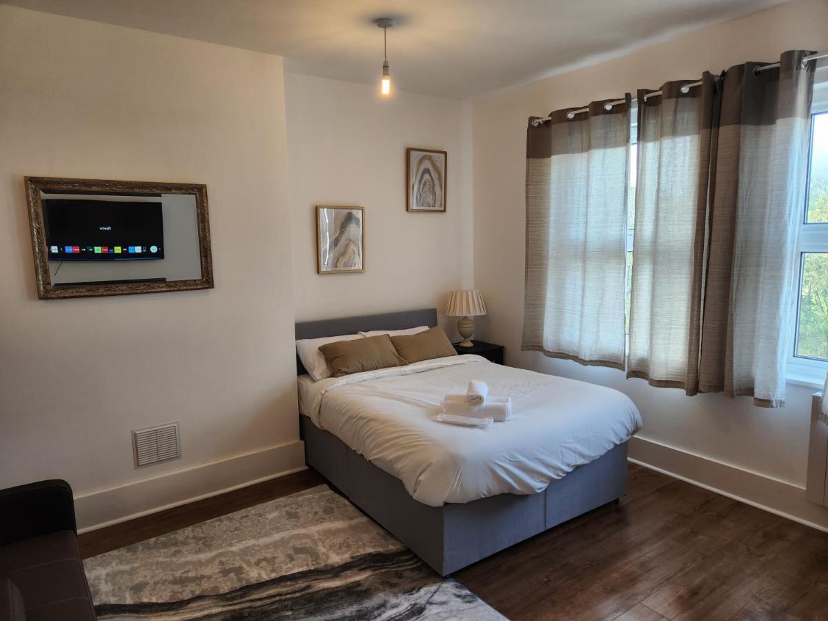 Immaculate 1-Bedroom In Greenhithe ภายนอก รูปภาพ
