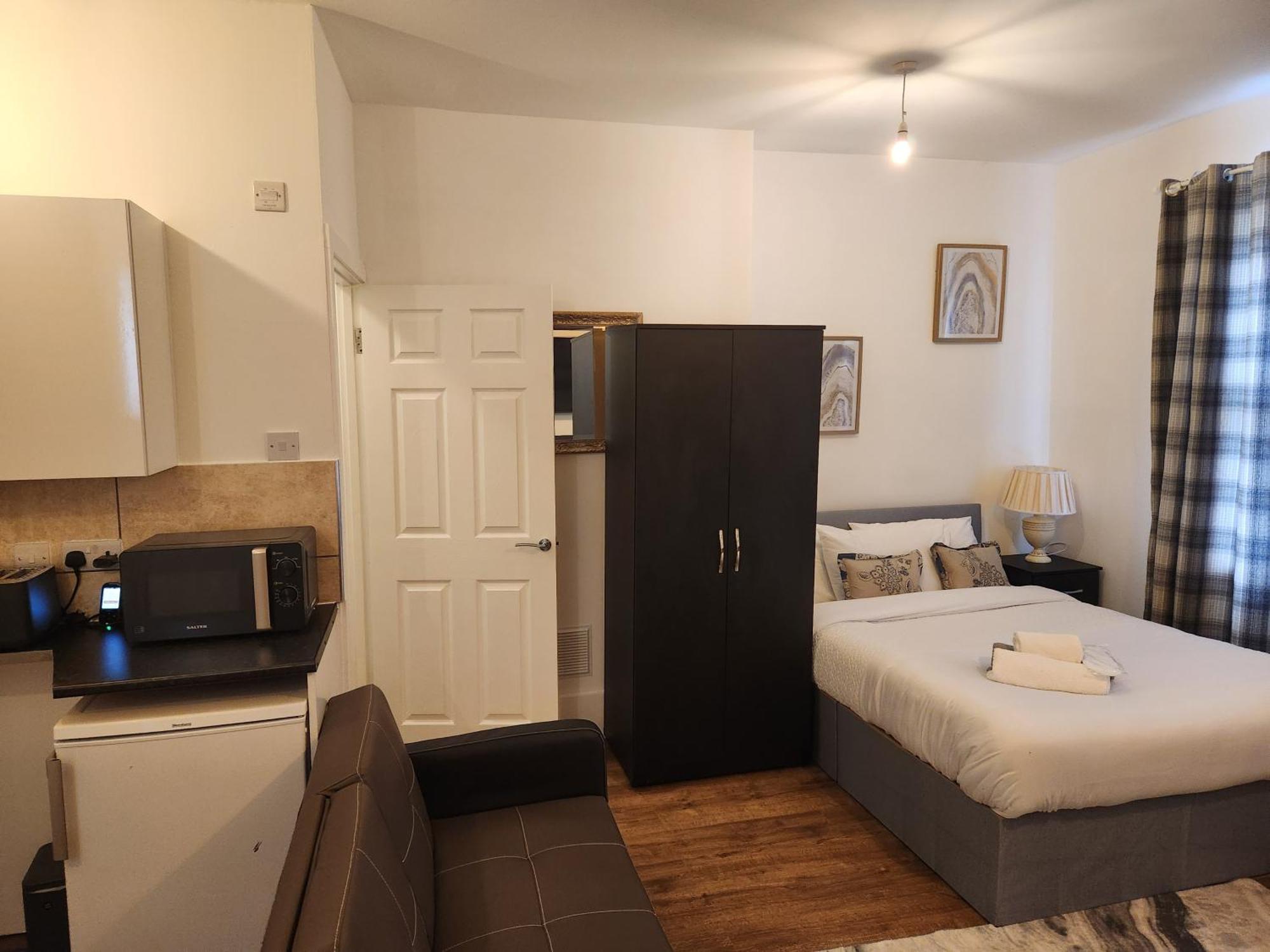Immaculate 1-Bedroom In Greenhithe ภายนอก รูปภาพ