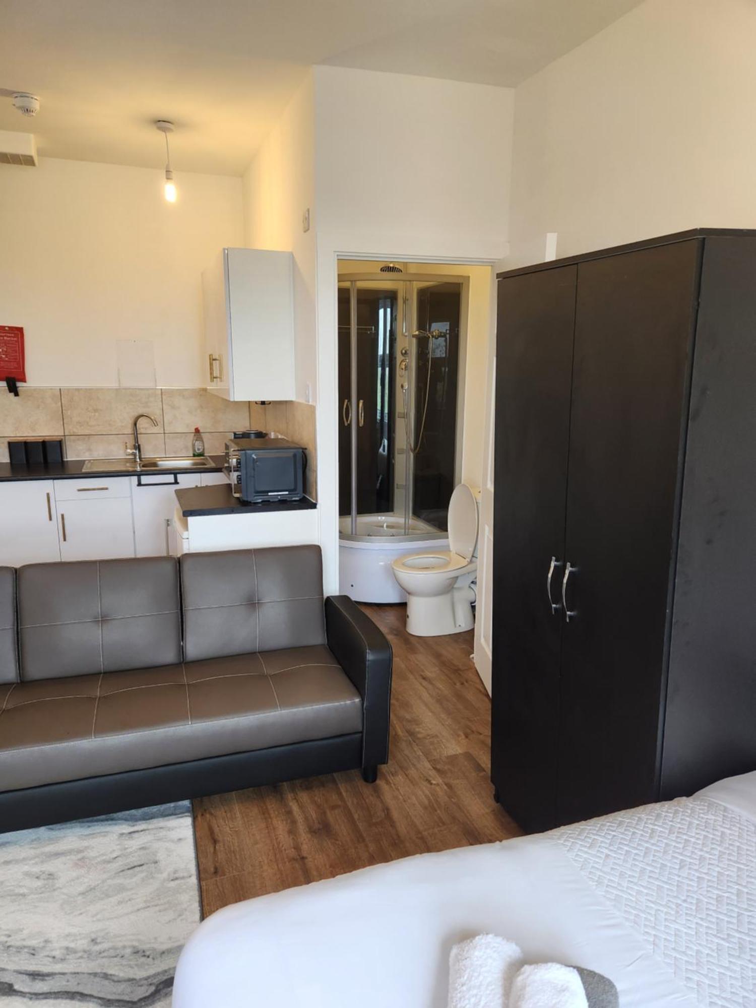 Immaculate 1-Bedroom In Greenhithe ภายนอก รูปภาพ