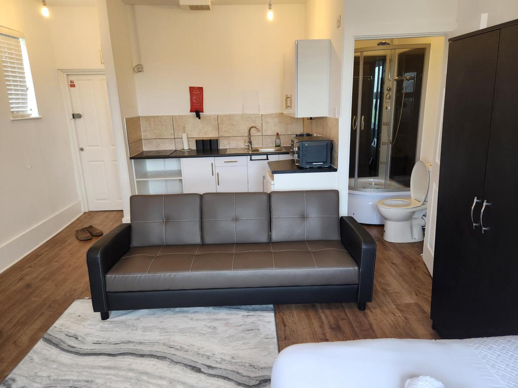 Immaculate 1-Bedroom In Greenhithe ภายนอก รูปภาพ